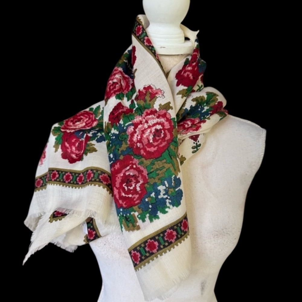 CLUB7 ECHO ladies floral scarf, preowned good condition, 35” x 35”